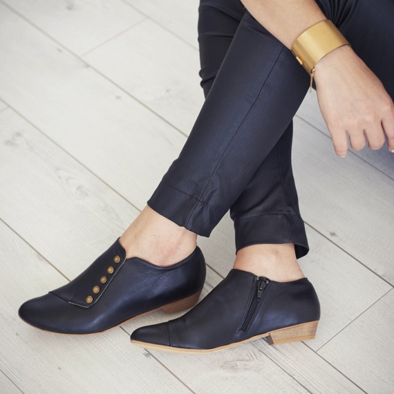 Grace, Black leather handmade shoes