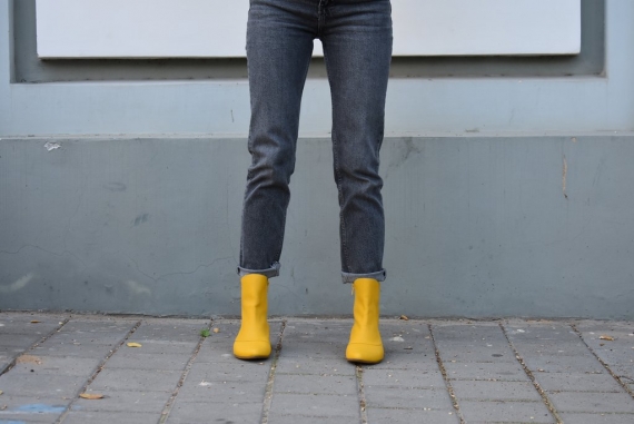 Kim, Yellow boots