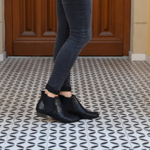 Black patterned Chelsea boots