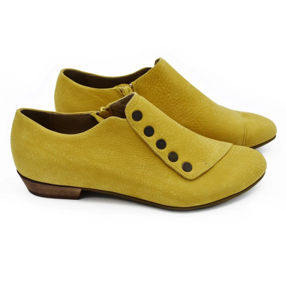 Grace, Banana yellow leather shoes