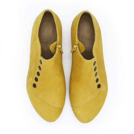 Grace, Banana yellow leather shoes