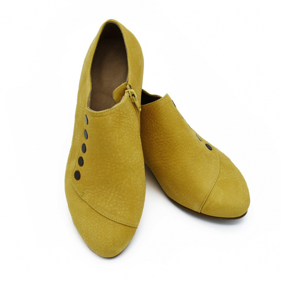 Grace, Banana yellow leather shoes