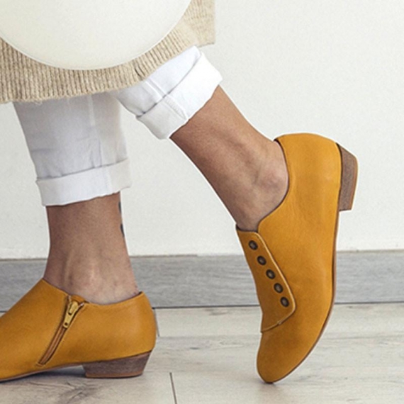 Grace, Yellow leather shoes