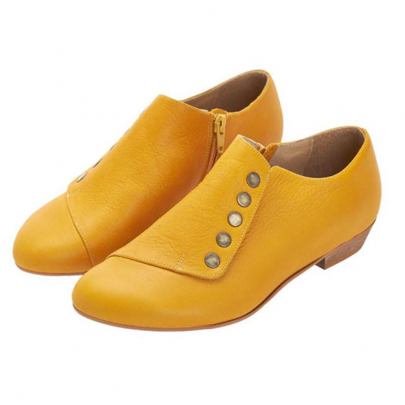 Grace, Yellow leather shoes