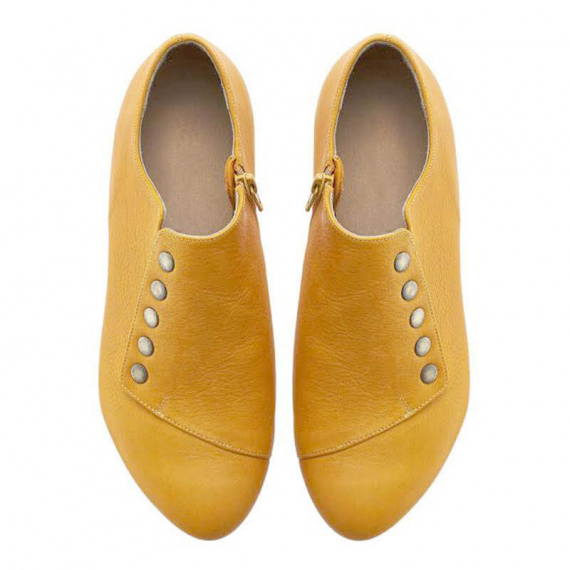 Grace, Yellow leather shoes