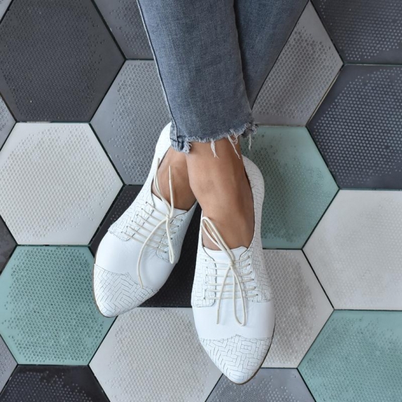 White textured oxford shoes, Polly jean